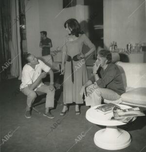 Buero Vallejo, Conchita Velasco y Francisco Piquer en el ensayo de la obra...