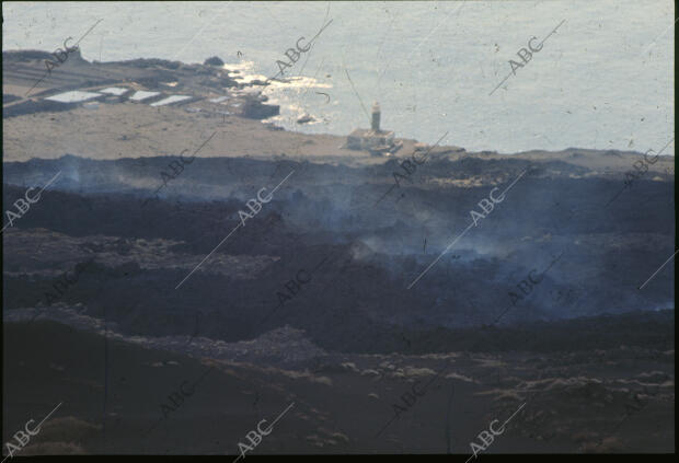 En la imagen, se aprecia la situación del faro de la ísla que fue aislado por el...