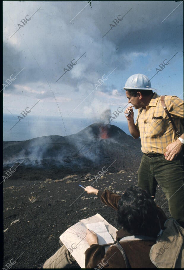 En la imagen, el vulcanólogo, profesor don José María Fuste observa el...