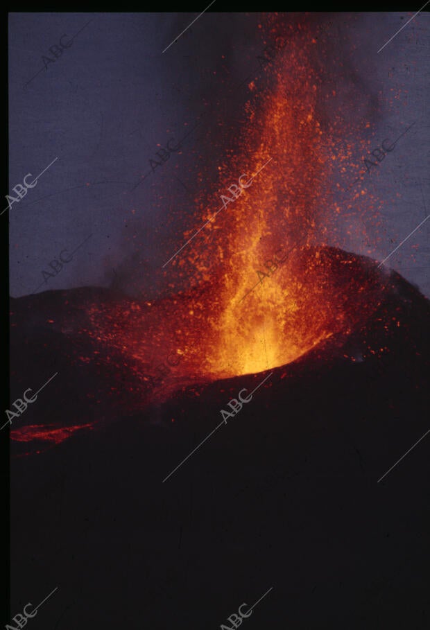 En la imagen, la lava es expulsada violentamente