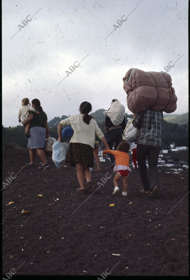 Los habitantes de los Llanos de Aridane dejan sus casas con algunas de sus...