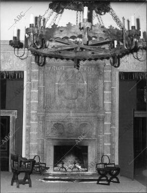 Chimenea de uno de los Salones Del "museo de la historia de los Trajes de corte...