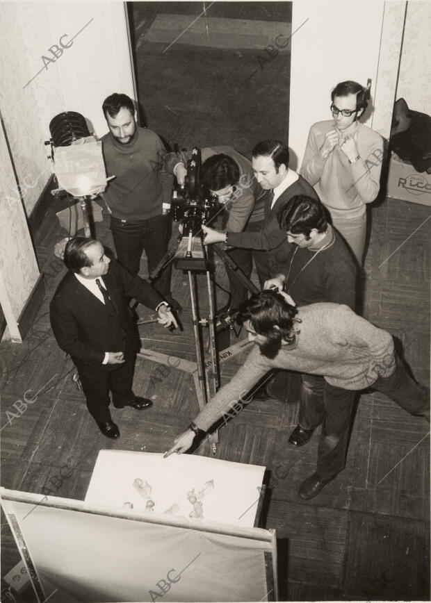 Escuela oficial de cinematografía. En la imagen, alumnos en una clase