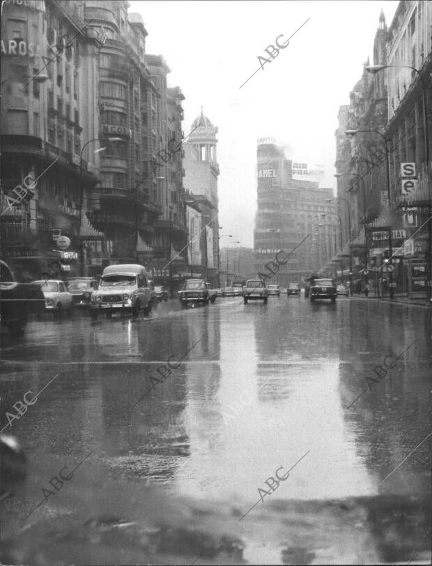 La gran vía Madrileña en un lluvioso día del mes de diciembre de 1971