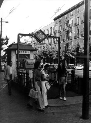 Entrada de metro de la estación Serrano