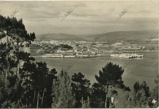 Ferrol (La Coruña), 1972. Panorámica de la ciudad desde la ría