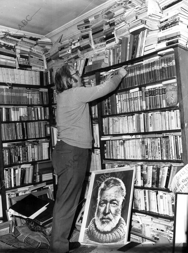 José Luis castillo Puche en su biblioteca particular