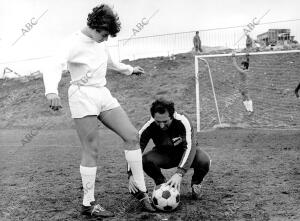 Gento Entrenando A un chico de la cantera Madridista en el año 1972