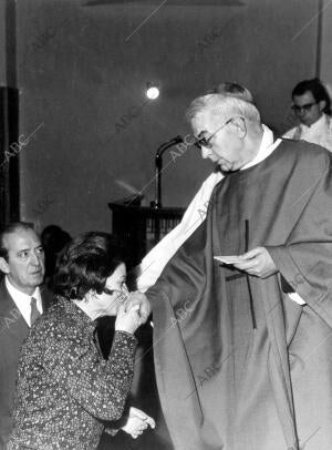 El cardenal Tarancón entrega los Carnets de Militantes de las Hermandades de...