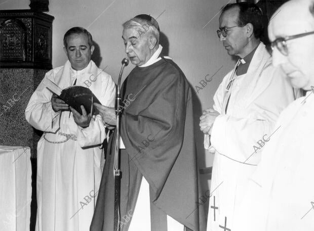 El cardenal Tarancón entrega los Carnets de Militantes de las Hermandades de...