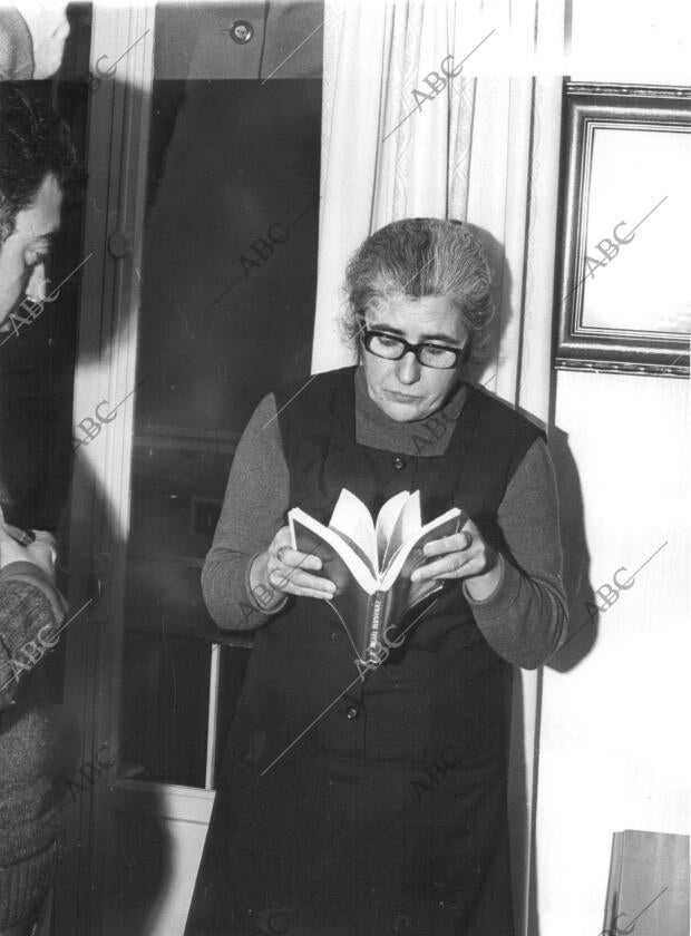 Josefina Manresa, viuda de Miguel Hernández, Entrevistada por tico Medina para...