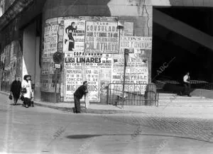 Paso de la Ronda de Toledo repleto de Carteles Publicitarios