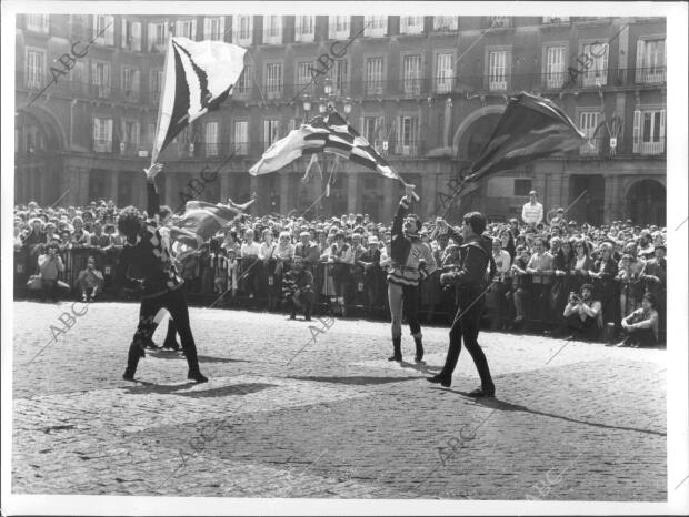 Grupo de Abanderados Italianos Invitados por el ayuntamiento de Madrid A las...