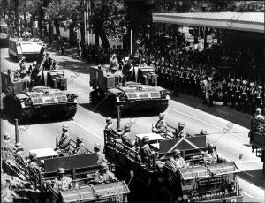 Los Tanques frente A la tribuna de Franco