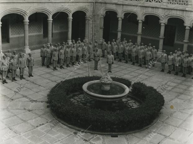 Cadetes formados en el patio de la Academia