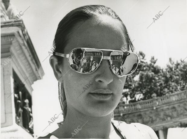 Una mujer con gafas de sol lee ABC