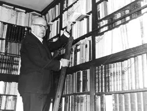 Dámaso Alonso, en la biblioteca de su domicilio