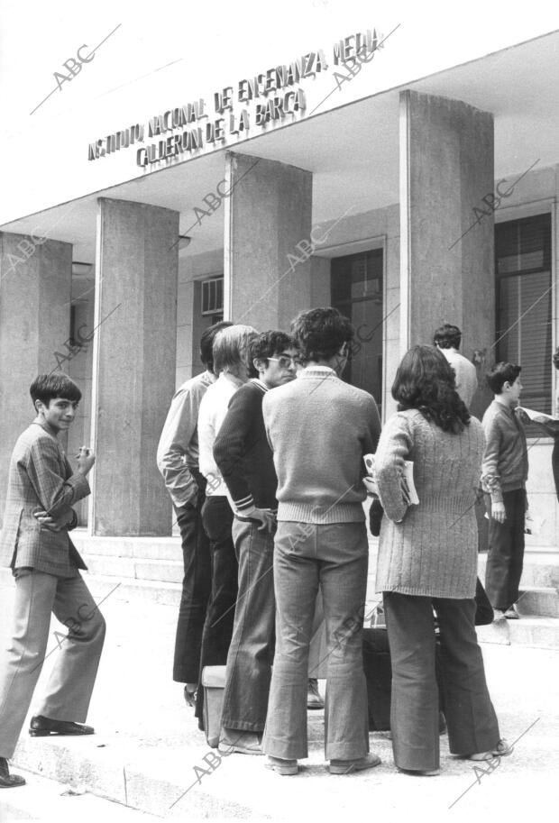 Alumnos de bachillerato A la salida del instituto nacional de enseñanza media...