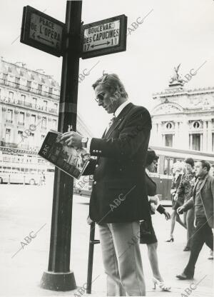 Un hombre Lee Abc en París