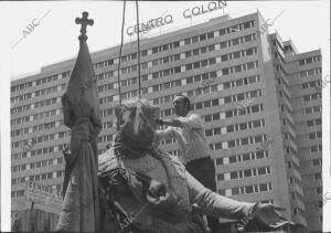 Traslado de la estatua de Cristóbal Colón, en la plaza de su Nombre, A su nuevo...