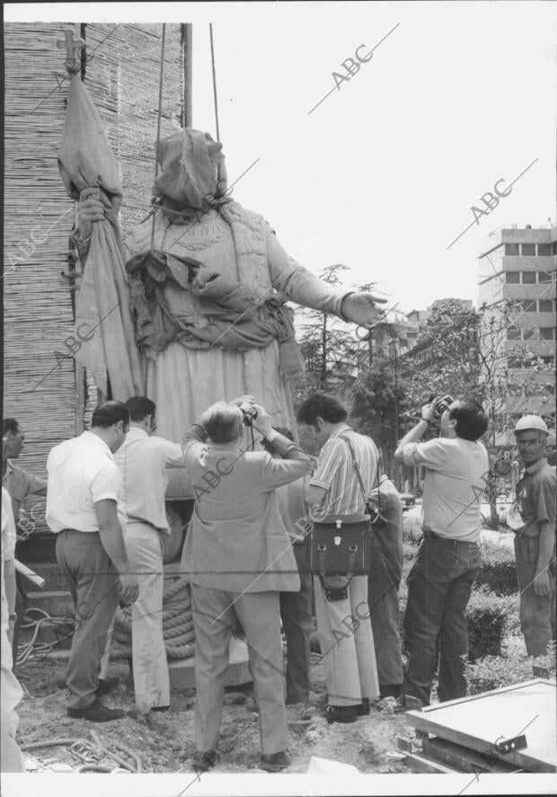 Traslado de la estatua de Cristóbal Colón, en la plaza de su Nombre, A su nuevo...