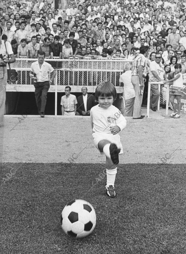 En el estadio se Reunieron Millares de Hinchas para presenciar la Presentacion...