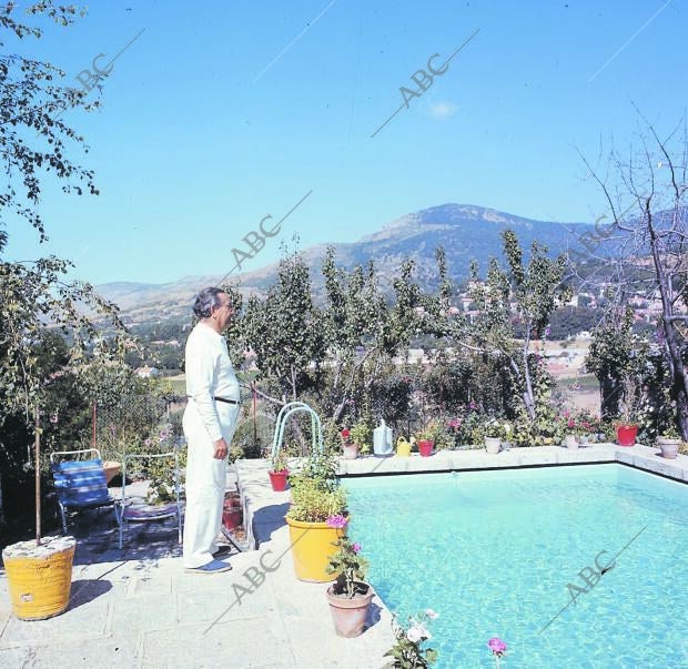 El poeta Luis Rosales en su casa de Cercedilla