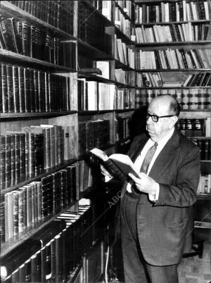 José María Gil Robles consultando su Biblioteca en una imagen de 1972