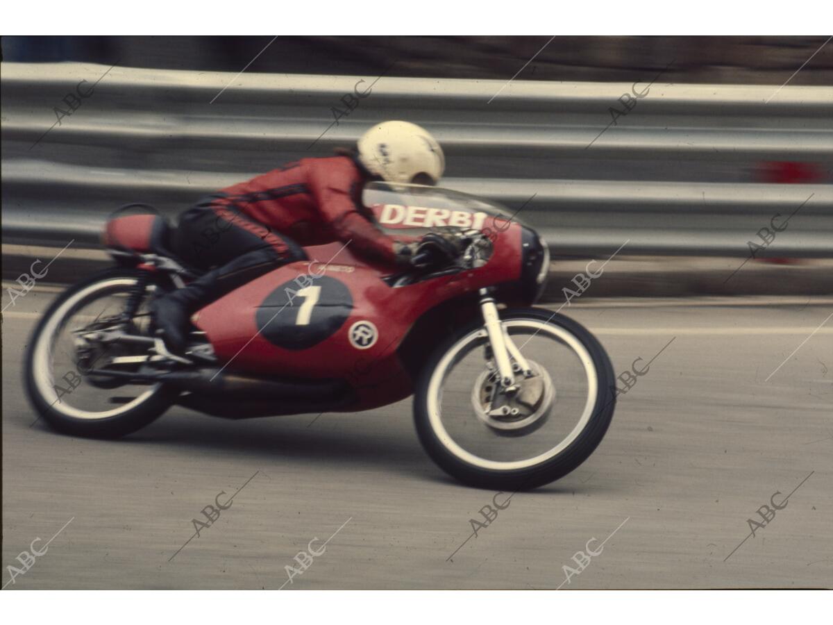 En la imagen, Ángel Nieto durante la competición, antes de ganar el campeonato Archivo ABC En la imagen, Ángel Nieto durante la competición, antes de ganar el campeonato Archivo ABC