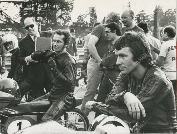 En la imagen, Ángel Nieto y Jan de Vries antes de la carrera de 50 cc