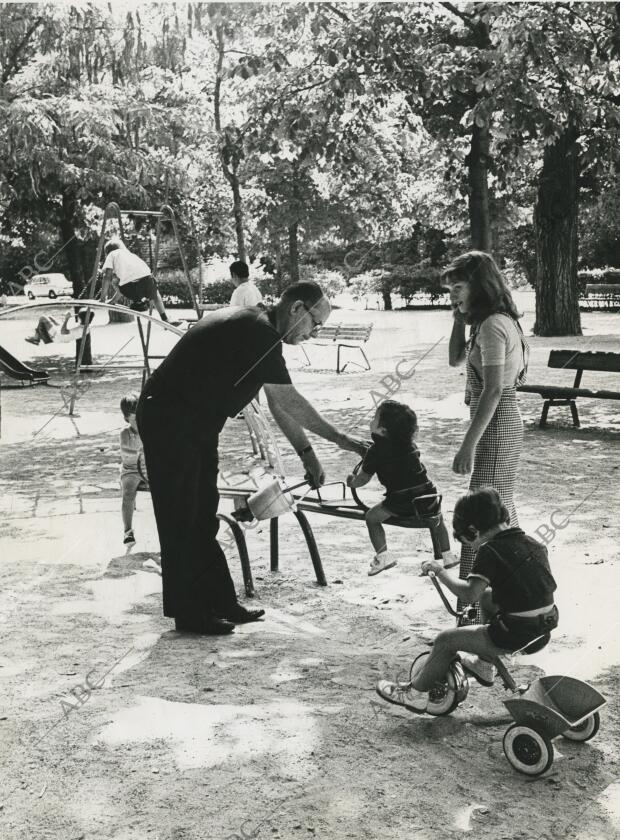 Un abuelo juega con sus nietos en el parque