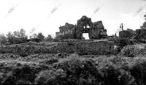 Vista de las Ruinas de la iglesia de san Martín en el pueblo de Belchite...