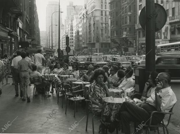 Ambiente en una terraza de la Gran Vía en el verano de 1973