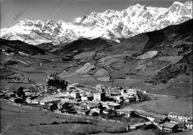 Vista general del pueblo Potes y de los Picos de Europa (Cantabria)