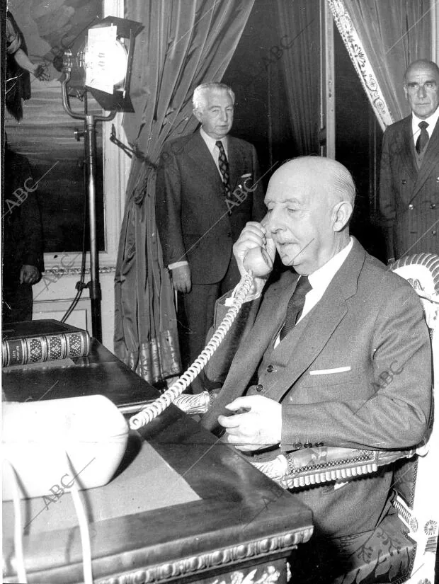 Franco inaugura la línea telefónica directa entre España y Brasil en 1973