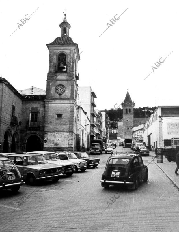 Una de las Calles del pueblo de Yecla donde se Aprecia la Iglesia (Murcia)