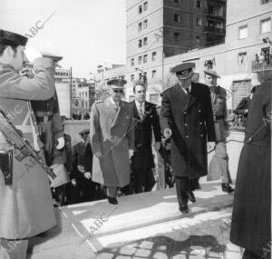 El Jefe de Estado, Francisco Franco, acompañado por el Ministro de Obras...