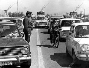 La Guardia Civil dirigiendo el tráfico para facilitar la salida de toda clase de...