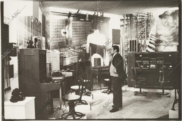 En la imagen, una persona contempla una de las antiguas centrales