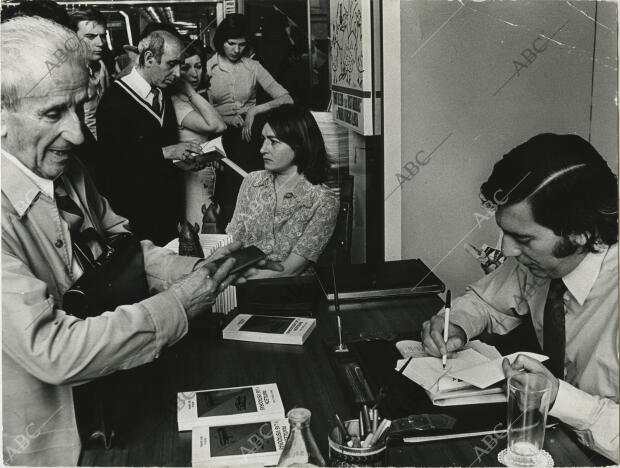 El escritor Mario Vargas Llosa firmando ejemplares en una caseta de la Feria del...