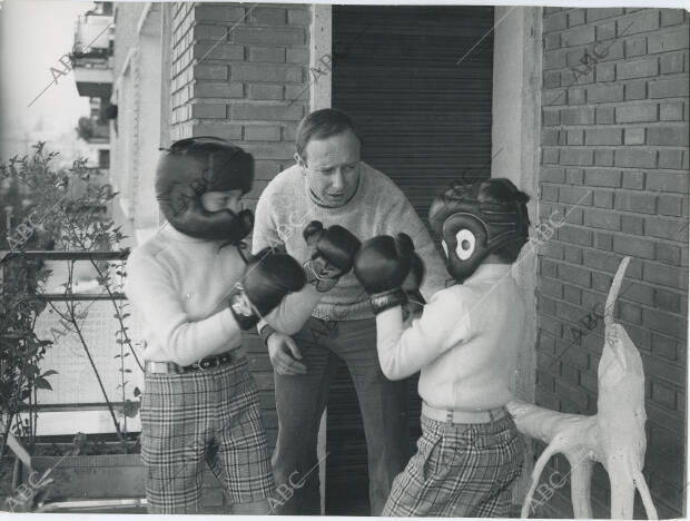 Manuel Summers en su casa, jugando con sus hijos al boxeo