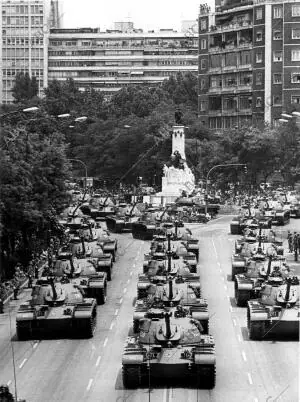 Los Tanques en el paseo de la Castellana, cerca del monumento A Emilio Castelar,...