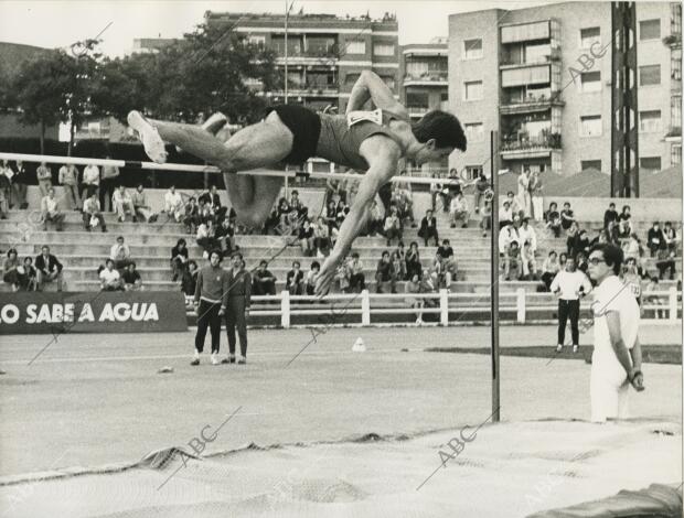 En la foto, un momento de la prueba de salto de altura, con intervención de...