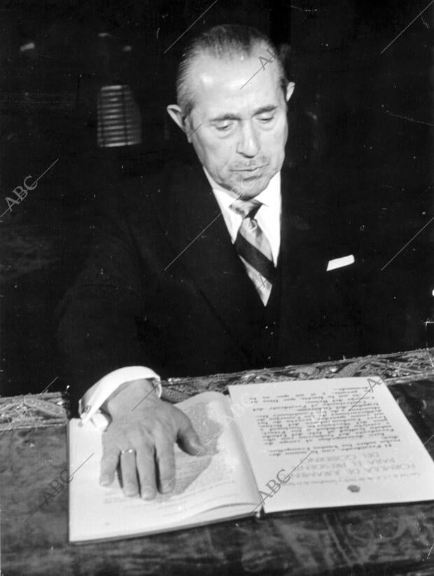 Arias navarro Jurando su cargo Archivo ABC