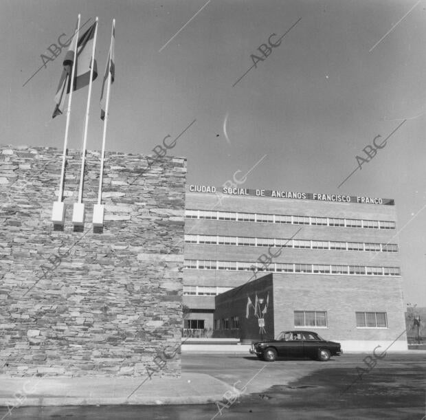 Inauguración de la residencia de Ancianos "Francisco Franco" por los Principes...