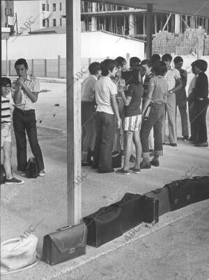 Niños en el patio de su Colegio, con sus Carteras Alineadas