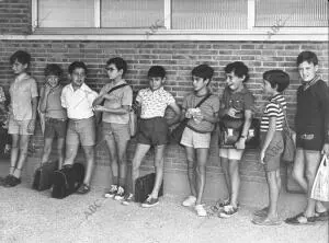 Grupo de Escolares Esperando A entrar A clase