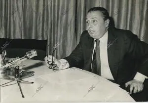 Gonzalo de Bethencourt y Carvajal durante una conferencia sobre el tema «America...