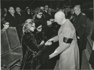 El Jefe del Estado Francisco Franco, dando el pésame a la familia del Almirante...