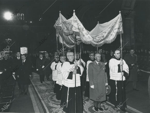 S.E. el Jefe del Estado Francisco Franco, entra bajo palio en la Real Basílica...